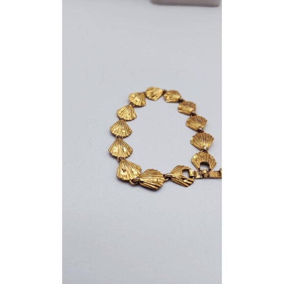 Gold tone shell bracelet 6 3/4" - Picture 4 of 6